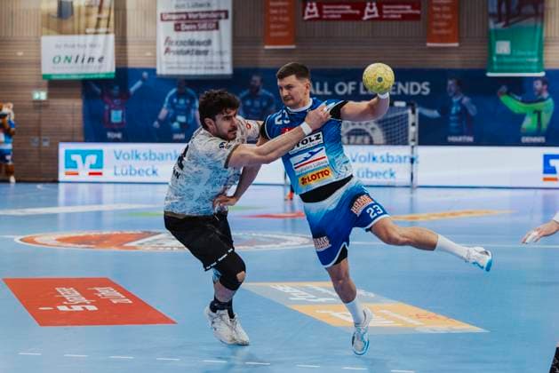 VfL Luebeck Schwartau vs HC Elbflorenz Dresden, Handball, 2 Bundesliga, 22 03 25 Janik Schrader Nr 23, VfL Luebeck Schwartau vs Doruk Pehlivan Nr 11, HC Elbflorenz Dresden VfL Luebeck Schwartau vs HC Elbflorenz Dresden, Handball, 2 Bundesliga, 22 03 25 Luebeck Hansehalle Schleswig Holstein Germany Copyright: xChristianxSchaffrathx xMedienwerkxLübeckx