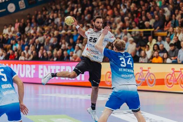 VfL Luebeck Schwartau vs HC Elbflorenz Dresden, Handball, 2 Bundesliga, 22 03 25 Sebastian Gress Nr 25, HC Elbflorenz Dresden vs Thore Heinemann Nr 34, VfL Luebeck Schwartau VfL Luebeck Schwartau vs HC Elbflorenz Dresden, Handball, 2 Bundesliga, 22 03 25 Luebeck Hansehalle Schleswig Holstein Germany Copyright: xChristianxSchaffrathx xMedienwerkxLübeckx