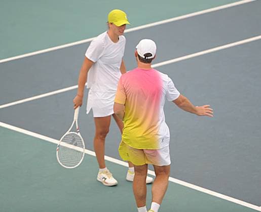 RECORD DATE NOT STATED Miami 22.03.2025 Iga Swiatek and her coach Wim Fissette during training Photo: Peter Figura Newspix.pl --- Newspix.pl  220325Figura_023