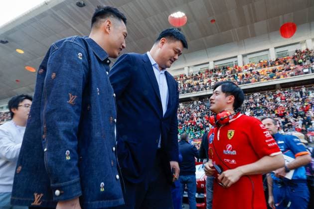 MOTORI - Formula 1 - FORMULA 1 HEINEKEN CHINESE GRAND PRIX 2025 Yao Ming (CHI) Former NBA, Basketball Herren, USA Driver and Zhou Guanyu (CHN) - Ferrari reserve driver during F1 Grand Prix of CHINA at Shanghai International Circuit on March 22, 2025 in Shanghai, China.(Photo by Song Haiyuan Paddocker) (Credit Hasan Bratic Alessio De Marco Avens-Images.com) China China  Copyright: xIPAxSport ABACAx