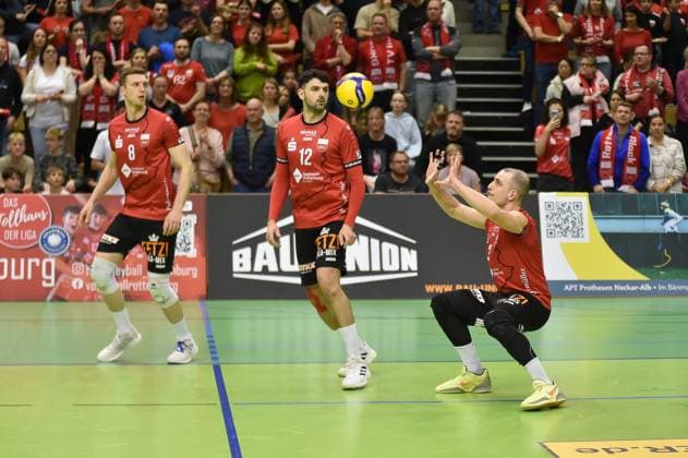 Moritz Rauber TV Rottenburg, 02 at the reception, left Niklas Lichtenauer TV Rottenburg, 08 and Yannick Menke TV Rottenburg, 12 TV Rottenburg vs Barock Volleys Ludwigsburg, Volleyball, 2 Bundesliga Sued, 24 Matchday, Season 2024 2025, 22 03 2025, TV Rottenburg vs Barock Volleys Ludwigsburg, Volleyball, 2 Bundesliga Sued, 24 Matchday, Season 2024 2025, 22 03 2025 Rottenburg Copyright: xEibner-Pressefoto RalphxKunzex EP_RKE