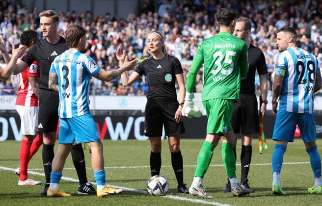 22 03 25 Stuttgarter Kickers Kickers Offenbach Germany, Stuttgart, 22 03 2025, Football, Regionalliga Südwest, Stuttgarter Kickers Kickers Offenbach Fabienne Michel Referee