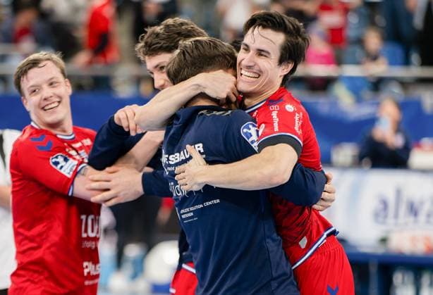 Sport Themen der Woche KW12 Gonzalo Perez Arce (SG BBM Bietigheim, 19),erzielt das 30:28 , den Siegtreffer und Svhlussstand, , links neben ihm, Till Hermann (SG BBM Bietigheim, 41), SG BBM Bietigheim vs. 1. VfL Potsdam, Handball, Daikin Handballbundesliga, 23. Spieltag, Spielzeit 2024 2025, 22.03.2025 Eibner-Pressefoto Andreas Ulmer SG BBM Bietigheim vs. 1. VfL Potsdam, Handball, Daikin Handballbundesliga, 23. Spieltag, Spielzeit 2024 2025, 22.03.2025 Bietigheim *** Gonzalo Perez Arce SG BBM Bietigheim, 19 , scores the 30 28 , the winning goal and Svhlussstand, , to his left, Till Hermann SG BBM Bietigheim, 41 , SG BBM Bietigheim vs 1 VfL Potsdam, Handball, Daikin Handballbundesliga, 23 Matchday, Season 2024 2025, 22 03 2025 Eibner Pressefoto Andreas Ulmer SG BBM Bietigheim vs 1 VfL Potsdam, Handball, Daikin Handballbundesliga, 23 Matchday, Season 2024 2025, 22 03 2025 Bietigheim Copyright: xEibner-Pressefoto AndreasxUlmerx EP_AUR