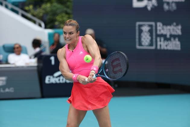 March 22, 2025, Miami Gardens, Florida, United States Of America: MIAMI GARDENS, FLORIDA - MARCH 22: Coco Gauff of the United States defeats Maria Sakkari of Greece during their match on day 5 at Hard Rock Stadium on March 22, 2025 in Miami Gardens, Florida....People: Maria Sakkari Miami Open 2025 - Day 5  - ZUMAs214 20250322_ada_s214_017 Copyright: xSMGx