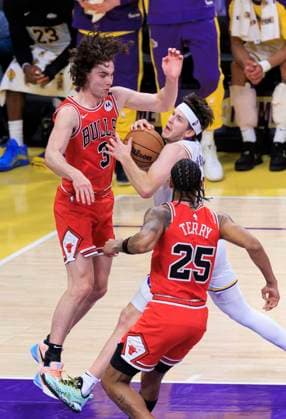 March 22, 2025, Los Angeles, California, USA: Austin Reaves 15 of the Los Angeles Lakers attempts a layup as Josh Giddey 3 and Dalen Terry 25 of the Chicago Bulls defend during their regular season NBA, Basketball Herren, USA game on Saturday March 22, 2025 at Crypto.com Arena in Los Angeles, California. Lakers lose to Bulls, 115-146. ARIANA RUIZ PI Los Angeles USA - ZUMAp124 20250322_zaa_p124_070 Copyright: xArianaxRuizx