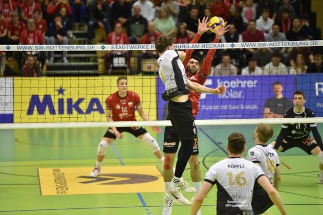 Darius Diefenbach Barock Volleys MTV Ludwigsburg, 04 overcomes the single block of Yannick Menke TV Rottenburg, 12 TV Rottenburg vs Barock Volleys Ludwigsburg, Volleyball, 2 Bundesliga Sued, 24 Matchday, Season 2024 2025, 22 03 2025, TV Rottenburg vs Barock Volleys Ludwigsburg, Volleyball, 2 Bundesliga Sued, 24 Matchday, Season 2024 2025, 22 03 2025 Rottenburg Copyright: xEibner-Pressefoto RalphxKunzex EP_RKE