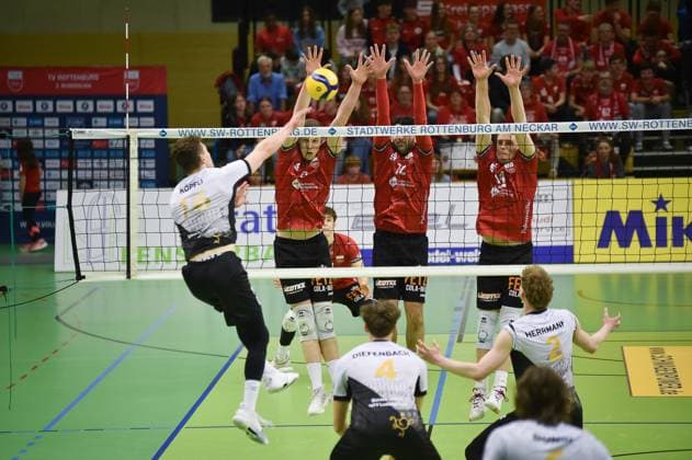 Tim Koepfli Barock Volleys MTV Ludwigsburg, 16 in attack against a block of three by Niklas Lichtenauer TV Rottenburg, 08 , Yannick Menke TV Rottenburg, 12 and Timon Schippmann TV Rottenburg, 14 TV Rottenburg vs Barock Volleys Ludwigsburg, Volleyball, 2 Bundesliga Sued, 24 Matchday, Season 2024 2025, 22 03 2025, TV Rottenburg vs Barock Volleys Ludwigsburg, Volleyball, 2 Bundesliga Sued, 24 Matchday, Season 2024 2025, 22 03 2025 Rottenburg Copyright: xEibner-Pressefoto RalphxKunzex EP_RKE