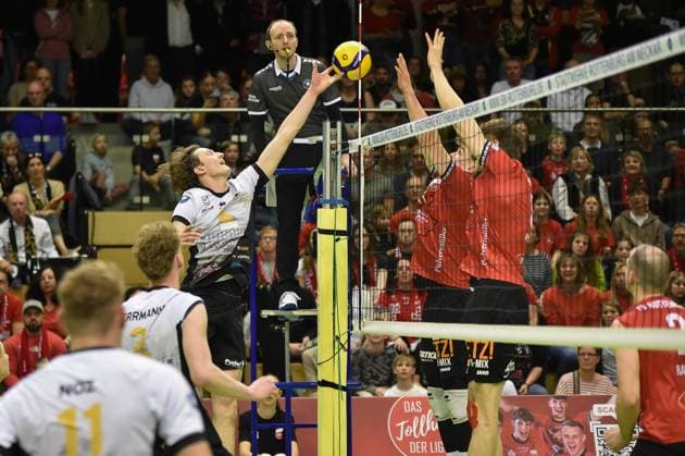 Ben Simon Bonin Barock Volleys MTV Ludwigsburg, 06 tries to pass the ball at the block of Aurel Sprenger TV Rottenburg, 17 and Jan Huber TV Rottenburg, 03 TV Rottenburg vs Barock Volleys Ludwigsburg, Volleyball, 2 Bundesliga Sued, 24 Matchday, Season 2024 2025, 22 03 2025, TV Rottenburg vs Barock Volleys Ludwigsburg, Volleyball, 2 Bundesliga Sued, 24 Matchday, Season 2024 2025, 22 03 2025 Rottenburg Copyright: xEibner-Pressefoto RalphxKunzex EP_RKE