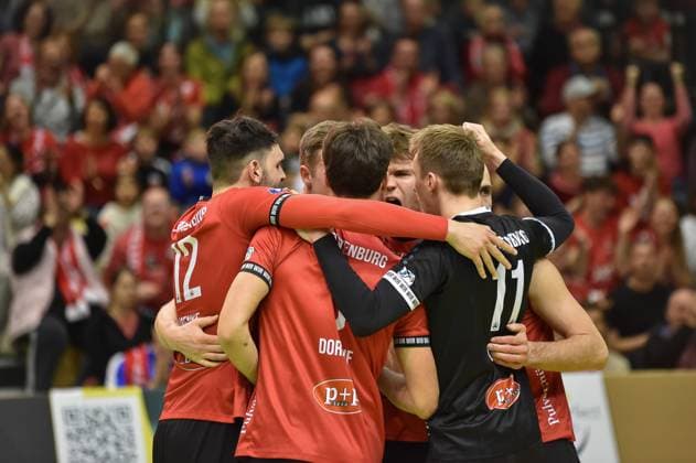 Joy, Rottenburg cheering in front of a full tribune, from left in the front row, Yannick Menke TV Rottenburg, 12 , David Dornauf TV Rottenburg, 05 , Robin Leber TV Rottenburg, 11 TV Rottenburg vs Barock Volleys Ludwigsburg, Volleyball, 2 Bundesliga Sued, 24 Matchday, Season 2024 2025, 22 03 2025, TV Rottenburg vs Barock Volleys Ludwigsburg, Volleyball, 2 Bundesliga Sued, 24 Matchday, Season 2024 2025, 22 03 2025 Rottenburg Copyright: xEibner-Pressefoto RalphxKunzex EP_RKE