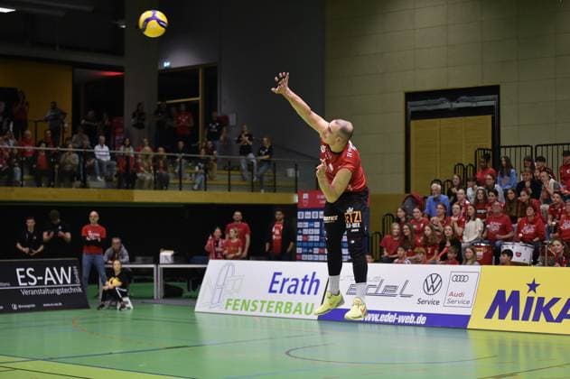 Serve, Moritz Rauber TV Rottenburg, 02 TV Rottenburg vs Barock Volleys Ludwigsburg, Volleyball, 2 Bundesliga Sued, 24 Matchday, Season 2024 2025, 22 03 2025, TV Rottenburg vs Barock Volleys Ludwigsburg, Volleyball, 2 Bundesliga Sued, 24 Matchday, Season 2024 2025, 22 03 2025 Rottenburg Copyright: xEibner-Pressefoto RalphxKunzex EP_RKE