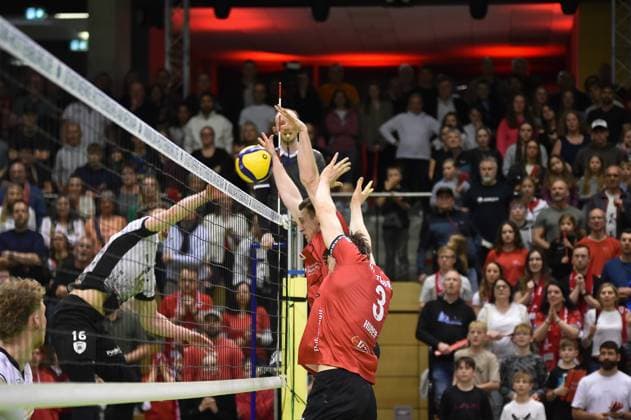 Tim Koepfli Barock Volleys MTV Ludwigsburg, 16 fails to block Niklas Lichtenauer TV Rottenburg, 08 and Jan Huber TV Rottenburg, 03 TV Rottenburg vs Barock Volleys Ludwigsburg, Volleyball, 2 Bundesliga Sued, 24 Matchday, Season 2024 2025, 22 03 2025, TV Rottenburg vs Barock Volleys Ludwigsburg, Volleyball, 2 Bundesliga Sued, 24 Matchday, Season 2024 2025, 22 03 2025 Rottenburg Copyright: xEibner-Pressefoto RalphxKunzex EP_RKE