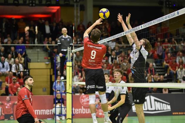 Sam Elgert TV Rottenburg, 09 passes the ball to Ben Simon Bonin Barock Volleys MTV Ludwigsburg, 06 TV Rottenburg vs Barock Volleys Ludwigsburg, Volleyball, 2 Bundesliga Sued, 24 Matchday, Season 2024 2025, 22 03 2025, TV Rottenburg vs Barock Volleys Ludwigsburg, Volleyball, 2 Bundesliga Sued, 24 Matchday, Season 2024 2025, 22 03 2025 Rottenburg Copyright: xEibner-Pressefoto RalphxKunzex EP_RKE