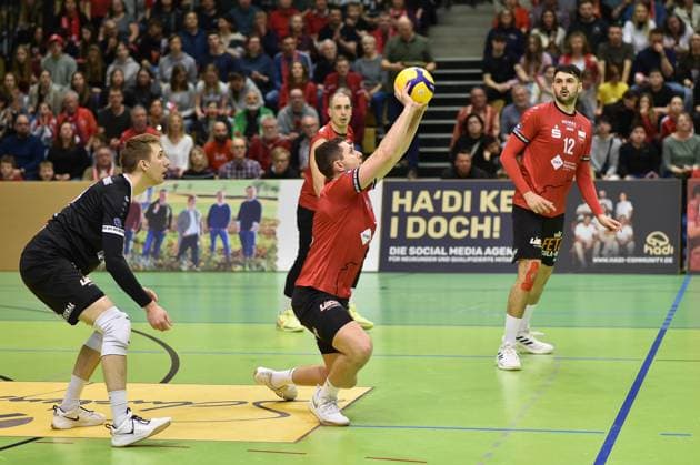 Jakob Elsaesser TV Rottenburg, 04 on the ball, left Robin Leber TV Rottenburg, 11 , right Yannick Menke TV Rottenburg, 12 , in the background Moritz Rauber TV Rottenburg, 02 TV Rottenburg vs Barock Volleys Ludwigsburg, Volleyball, 2 Bundesliga Sued, 24 Matchday, Season 2024 2025, 22 03 2025, TV Rottenburg vs Barock Volleys Ludwigsburg, Volleyball, 2 Bundesliga Sued, 24 Matchday, Season 2024 2025, 22 03 2025 Rottenburg Copyright: xEibner-Pressefoto RalphxKunzex EP_RKE