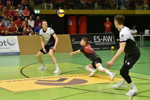 in the middle Laurin Schiegl Barock Volleys MTV Ludwigsburg, 01 , left Ben Simon Bonin Barock Volleys MTV Ludwigsburg, 06 TV Rottenburg vs Barock Volleys Ludwigsburg, Volleyball, 2 Bundesliga Sued, 24 Matchday, Season 2024 2025, 22 03 2025, TV Rottenburg vs Barock Volleys Ludwigsburg, Volleyball, 2 Bundesliga Sued, 24 Matchday, Season 2024 2025, 22 03 2025 Rottenburg Copyright: xEibner-Pressefoto RalphxKunzex EP_RKE