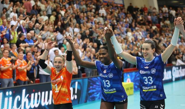 Stuttgart , Volleyball Womens Bundesliga PlayOffs Quarterfinals Game 1 , Allianz MTV Stuttgart vs USC Münster , from left Roosa Koskelo Krystal Rivers Maria Segura Palleres Stgt