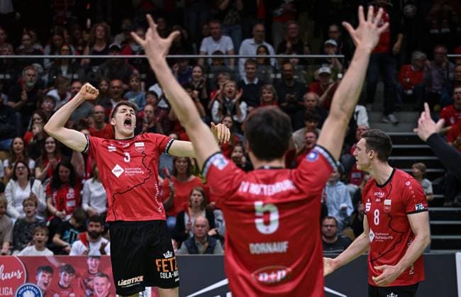 Volleyball 2 Bundesliga season 2024 2025 22 03 2025 TV Rottenburg Barock Volleys Ludwigsburg Team celebration TV Rottenburg Jan Huber, David Dornauf and Niklas Lichtenauer from left