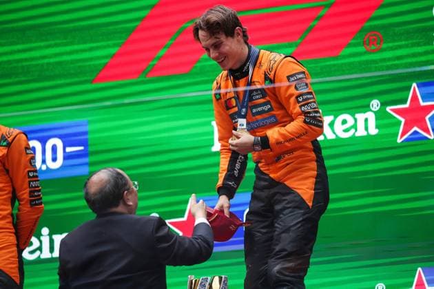 F1 - CHINESE GRAND PRIX 2025 PIASTRI Oscar (aus), McLaren F1 Team MCL39, portrait podium celebration during the Formula 1 Heineken Chinese Grand Prix 2025, 2nd round of the 2025 FIA Formula One World Championship, WM, Weltmeisterschaft from March 21 to 23, 2025 on the Shanghai International Circuit, in Shanghai, China - ShanghaiChina  Copyright: xEricxAlonsox