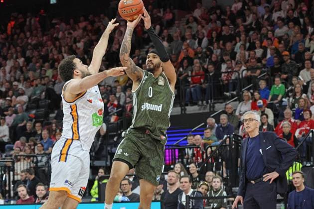 0 Nick Weiler Babb with ball FCBB vs 13 Bryce Hamilton Rostock Seawolves action, duel, coach Gordon Herbert, watching Basketball Easycredit BBL FC Bayern Muenchen Rostock Seawolves SAP Garden 22 03 2025 PHOTO Mladen Lackovic LakoPress