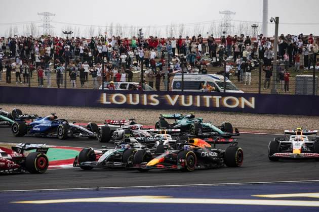 F1 - CHINESE GRAND PRIX 2025 start of the race, depart, 12 KIMI ANTONELLI Andrea (ita), Mercedes AMG F1 Team W16, action 01 VERSTAPPEN Max (nld), Red Bull Racing RB21, action during the Formula 1 Heineken Chinese Grand Prix 2025, 2nd round of the 2025 FIA Formula One World Championship, WM, Weltmeisterschaft from March 21 to 23, 2025 on the Shanghai International Circuit, in Shanghai, China - ShanghaiChina Copyright: xXavixBonillax