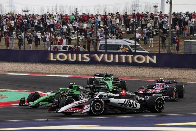 F1 - CHINESE GRAND PRIX 2025 start of the race, depart, 05 BORTOLETO Gabriel (bra), Stake F1 Team Kick C45, action 27 HULKENBERG Nico (ger), Stake F1 Team Kick C45, action 87 BEARMAN Ollie Oliver (gbr), Haas F1 Team VF-25 Ferrari, action 07 DOOHAN Jack (aus), Alpine F1 Team A525, action during the Formula 1 Heineken Chinese Grand Prix 2025, 2nd round of the 2025 FIA Formula One World Championship, WM, Weltmeisterschaft from March 21 to 23, 2025 on the Shanghai International Circuit, in Shanghai, China - ShanghaiChina Copyright: xXavixBonillax