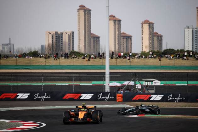 F1 - CHINESE GRAND PRIX 2025 04 NORRIS Lando (gbr), McLaren F1 Team MCL39, action 63 RUSSELL George (gbr), Mercedes AMG F1 Team W16, action during the Formula 1 Heineken Chinese Grand Prix 2025, 2nd round of the 2025 FIA Formula One World Championship, WM, Weltmeisterschaft from March 21 to 23, 2025 on the Shanghai International Circuit, in Shanghai, China - ShanghaiChina Copyright: xXavixBonillax