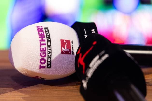 VBL Club Championship by WOW 23 03 2025 Microphone of the Virtual Bundesliga Logo of the action on the microphone, Together Stop hate be a Team VBL Club Championship by WOW 23 03 2025 Copyright: xBEAUTIFULxSPORTS Buriakovx
