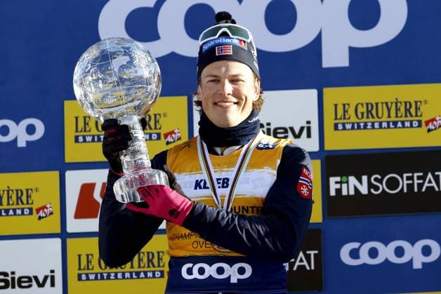 Bilder des Jahres 2025, Sport 03 März Sport Themen der Woche KW12 Sport Bilder des Tages Men s cross country skiing World Cup overall winner Johannes Hösflot Kläbo of Norway celebrating on the podium with the crystal ball at the FIS Nordic World Cup Lahti Ski Games in Lahti, Finland, on March 23, 2025. Lahti Finland LKFTVX20250323162716GJAH  Copyright: xPepexKorteniemix LKFTVX20250323162716GJAH