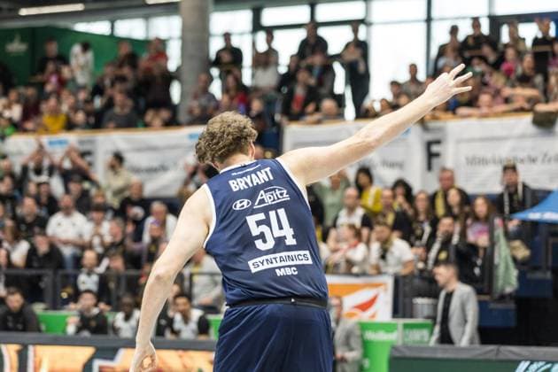 easyCredit Basketball Bundesliga, BBL, Season 2024 2025, Men 23 03 2025, Syntainics MBC Basketball Löwen Braunschweig, John Bryant Syntainics MBC, No 54 cheers Copyright Alexander Trienitz