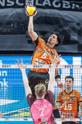 23 03 2025, Berlin, Volleyball 1 Bundesliga, Men, Playoffs, Quarterfinals, 1 Matchday, BR Volleys Energiequelle Netzhoppers KW, Max Schmeling Halle Berlins Nehemiah Mote l plays the ball over the net against Carl Moeller from Netzhoppers KW BR Volleys Netzhoppers KW