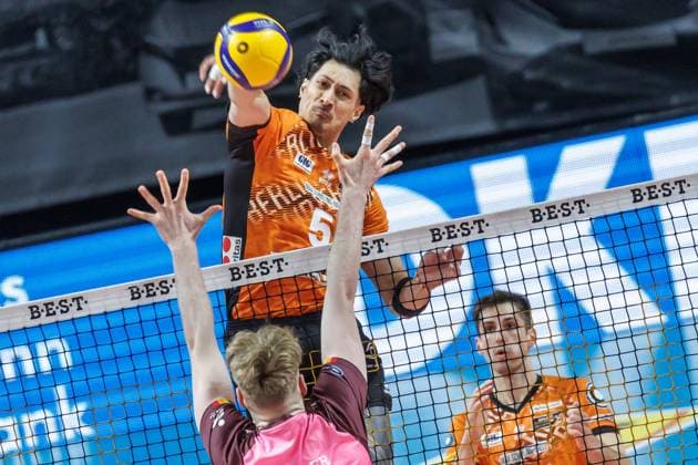 23 03 2025, Berlin, Volleyball 1 Bundesliga, Men, Playoffs, Quarterfinals, 1 Matchday, BR Volleys Energiequelle Netzhoppers KW, Max Schmeling Halle Berlins Nehemiah Mote r plays the ball over the net against Carl Moeller from Netzhoppers KW BR Volleys Netzhoppers KW