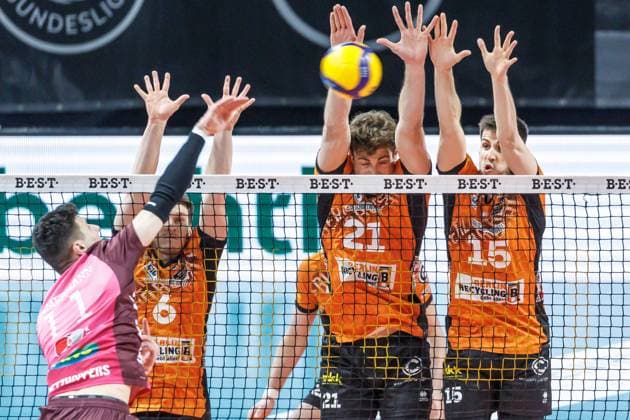 23 03 2025, Berlin, Volleyball 1 Bundesliga, Men, Playoffs, Quarterfinals, Matchday 1, BR Volleys Energiequelle Netzhoppers KW, Max Schmeling Halle Theo Timmermann l r of Netzhoppers KW plays the ball against Berlins block of Johannes Tille, Tobias Krick and Moritz Reichert BR Volleys Netzhoppers KW