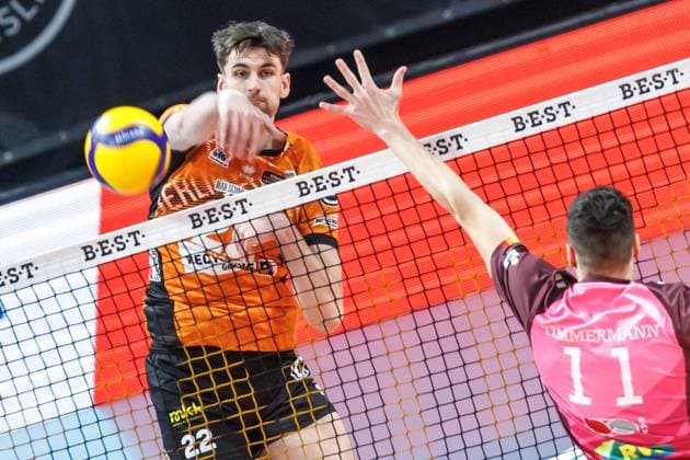 23 03 2025, Berlin, Volleyball 1 Bundesliga, Men, Playoffs, Quarterfinals, Matchday 1, BR Volleys Energiequelle Netzhoppers KW, Max Schmeling Halle Berlins Jake Hanes l plays the ball against Theo Timmermann from Netzhoppers KW BR Volleys Netzhoppers KW