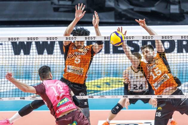 23 03 2025, Berlin, Volleyball 1 Bundesliga, Men, Playoffs, Quarterfinals, Matchday 1, BR Volleys Energiequelle Netzhoppers KW, Max Schmeling Halle Theo Timmermann l r of Netzhoppers KW plays the ball against Berlins block of Nehemiah Mote and Moritz Reichert BR Volleys Netzhoppers KW