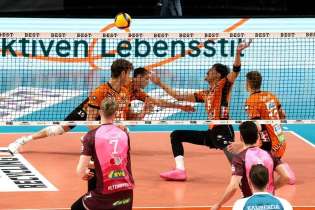 DEU, DVV, 1 VBL, BR Volleys vs Netzhoppers KW Bestensee, 23 03 2025, Max Schmeling Halle, Berlin, DEU, DVV, 1 VBL, BR Volleys vs Netzhoppers KW Bestensee, in the picture Moritz Reichert BR Volleys 15 , Tobias Krick BR Volleys 21 , Nehemiah Mote BR Volleys 5 , CARL MOELLER Netzhoppers 7 Photo Juergen Engler nordphoto GmbH nordphotoxGmbHx xEngler nph00076
