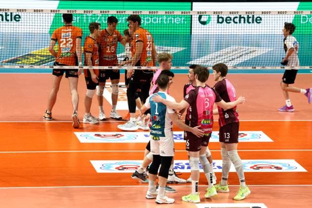 DEU, DVV, 1 VBL, BR Volleys vs Netzhoppers KW Bestensee, 23 03 2025, Max Schmeling Halle, Berlin, DEU, DVV, 1 VBL, BR Volleys vs Netzhoppers KW Bestensee, in the picture BR Volleys players circle, Netzhoppers players circle Photo Juergen Engler nordphoto GmbH nordphotoxGmbHx xEngler nph00076