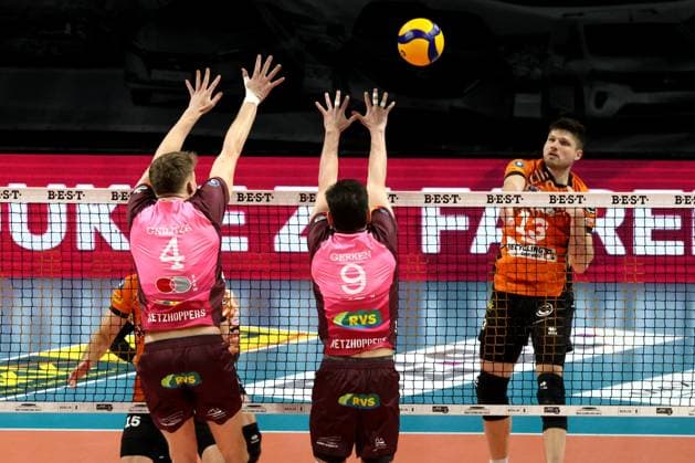 DEU, DVV, 1 VBL, BR Volleys vs Netzhoppers KW Bestensee, 23 03 2025, Max Schmeling Halle, Berlin, DEU, DVV, 1 VBL, BR Volleys vs Netzhoppers KW Bestensee, in the picture Ruben Schott BR Volleys 13 , ODIN GNILITZA Netzhoppers 4 , HANNES GERKEN Netzhoppers 9 Photo Juergen Engler nordphoto GmbH nordphotoxGmbHx xEngler nph00076