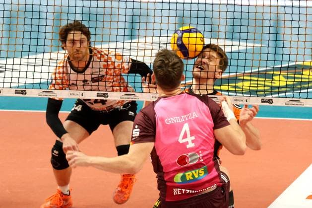 DEU, DVV, 1 VBL, BR Volleys vs Netzhoppers KW Bestensee, 23 03 2025, Max Schmeling Halle, Berlin, DEU, DVV, 1 VBL, BR Volleys vs Netzhoppers KW Bestensee, in the picture Johannes Tille BR Volleys 6 , Kyle Dagostino BR Volleys 24 , ODIN GNILITZA Netzhoppers 4 Foto Juergen Engler nordphoto GmbH nordphotoxGmbHx xEngler nph00076