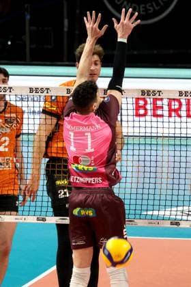 DEU, DVV, 1 VBL, BR Volleys vs Netzhoppers KW Bestensee, 23 03 2025, Max Schmeling Halle, Berlin, DEU, DVV, 1 VBL, BR Volleys vs Netzhoppers KW Bestensee, in the picture Tobias Krick BR Volleys 21 , Theo Timmermann Netzhoppers 11 Foto Juergen Engler nordphoto GmbH nordphotoxGmbHx xEngler nph00076