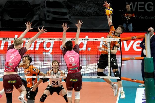 DEU, DVV, 1 VBL, BR Volleys vs Netzhoppers KW Bestensee, 23 03 2025, Max Schmeling Halle, Berlin, DEU, DVV, 1 VBL, BR Volleys vs Netzhoppers KW Bestensee, in the picture Ruben Schott BR Volleys 13 , Kyle Dagostino BR Volleys 24 , CARL MOELLER Netzhoppers 7 , HANNES GERKEN Netzhoppers 9 , Foto Juergen Engler nordphoto GmbH nordphotoxGmbHx xEngler nph00076