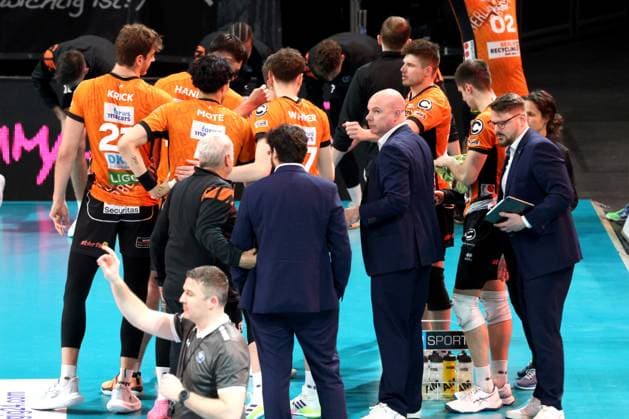 DEU, DVV, 1 VBL, BR Volleys vs Netzhoppers KW Bestensee, 23 03 2025, Max Schmeling Halle, Berlin, DEU, DVV, 1 VBL, BR Volleys vs Netzhoppers KW Bestensee, in the picture coach Joel Banks BR Volleys , BR Volleys player circle photo Juergen Engler nordphoto GmbH nordphotoxGmbHx xEngler nph00076
