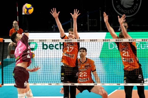 DEU, DVV, 1 VBL, BR Volleys vs Netzhoppers KW Bestensee, 23 03 2025, Max Schmeling Halle, Berlin, DEU, DVV, 1 VBL, BR Volleys vs Netzhoppers KW Bestensee, in the picture b17 , Tobias Krick BR Volleys 21 , Theo Timmermann Netzhoppers 11 Foto Juergen Engler nordphoto GmbH nordphotoxGmbHx xEngler nph00076