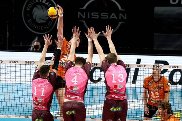 DEU, DVV, 1 VBL, BR Volleys vs Netzhoppers KW Bestensee, 23 03 2025, Max Schmeling Halle, Berlin, DEU, DVV, 1 VBL, BR Volleys vs Netzhoppers KW Bestensee, in the picture Jake Hanes BR Volleys 22 , Theo Timmermann Netzhoppers 11 , ODIN GNILITZA Netzhoppers 4 , Charlie Peters Netzhoppers 13 Photo Juergen Engler nordphoto GmbH nordphotoxGmbHx xEngler nph00076