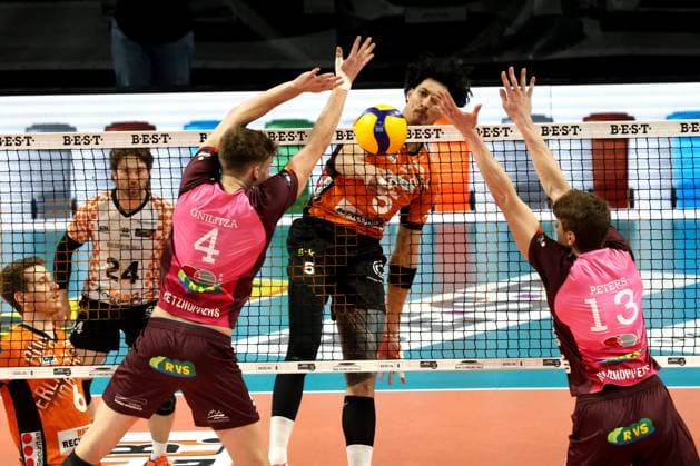 DEU, DVV, 1 VBL, BR Volleys vs Netzhoppers KW Bestensee, 23 03 2025, Max Schmeling Halle, Berlin, DEU, DVV, 1 VBL, BR Volleys vs Netzhoppers KW Bestensee, in the picture Nehemiah Mote BR Volleys 5 , ODIN GNILITZA Netzhoppers 4 , Charlie Peters Netzhoppers 13 Foto Juergen Engler nordphoto GmbH nordphotoxGmbHx xEngler nph00076