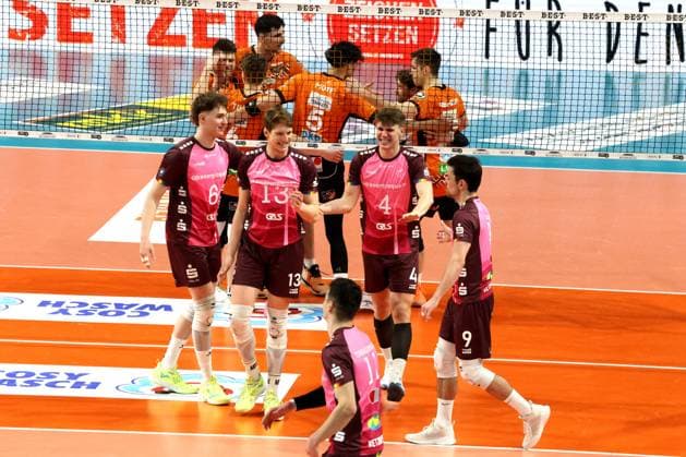 DEU, DVV, 1 VBL, BR Volleys vs Netzhoppers KW Bestensee, 23 03 2025, Max Schmeling Halle, Berlin, DEU, DVV, 1 VBL, BR Volleys vs Netzhoppers KW Bestensee, in the picture BR Volleys players circle, Netzhoppers players circle Photo Juergen Engler nordphoto GmbH nordphotoxGmbHx xEngler nph00076