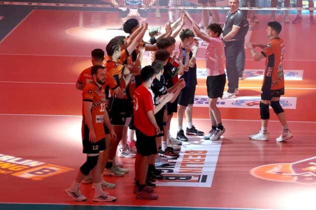 DEU, DVV, 1 VBL, BR Volleys vs Netzhoppers KW Bestensee, 23 03 2025, Max Schmeling Halle, Berlin, DEU, DVV, 1 VBL, BR Volleys vs Netzhoppers KW Bestensee, in the picture BR Volleys players circle with children Photo Juergen Engler nordphoto GmbH nordphotoxGmbHx xEngler nph00076