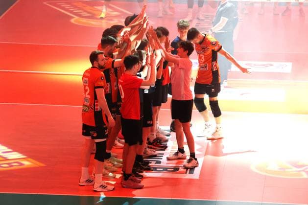 DEU, DVV, 1 VBL, BR Volleys vs Netzhoppers KW Bestensee, 23 03 2025, Max Schmeling Halle, Berlin, DEU, DVV, 1 VBL, BR Volleys vs Netzhoppers KW Bestensee, in the picture BR Volleys players circle with children Photo Juergen Engler nordphoto GmbH nordphotoxGmbHx xEngler nph00076