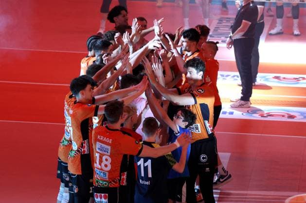 DEU, DVV, 1 VBL, BR Volleys vs Netzhoppers KW Bestensee, 23 03 2025, Max Schmeling Halle, Berlin, DEU, DVV, 1 VBL, BR Volleys vs Netzhoppers KW Bestensee, in the picture BR Volleys players circle with children Photo Juergen Engler nordphoto GmbH nordphotoxGmbHx xEngler nph00076