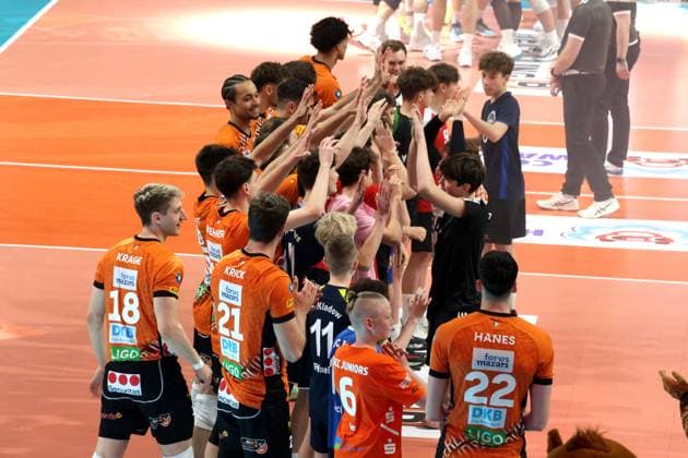 DEU, DVV, 1 VBL, BR Volleys vs Netzhoppers KW Bestensee, 23 03 2025, Max Schmeling Halle, Berlin, DEU, DVV, 1 VBL, BR Volleys vs Netzhoppers KW Bestensee, in the picture BR Volleys players circle with children Photo Juergen Engler nordphoto GmbH nordphotoxGmbHx xEngler nph00076