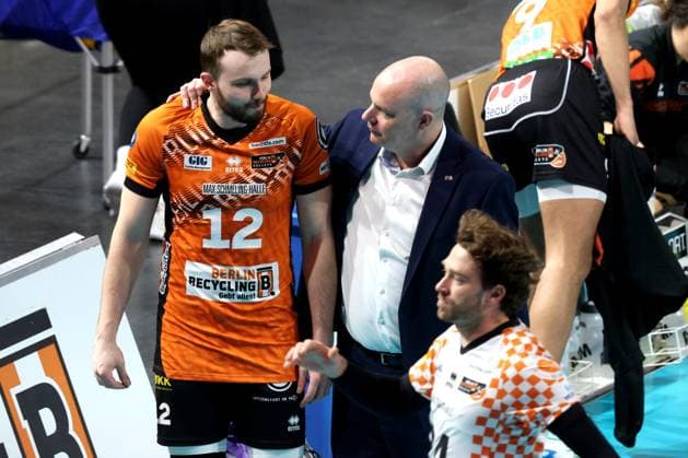 DEU, DVV, 1 VBL, BR Volleys vs Netzhoppers KW Bestensee, 23 03 2025, Max Schmeling Halle, Berlin, DEU, DVV, 1 VBL, BR Volleys vs Netzhoppers KW Bestensee, in the picture coach Joel Banks BR Volleys , Jan Fornal BR Volleys 12 Photo Juergen Engler nordphoto GmbH nordphotoxGmbHx xEngler nph00076