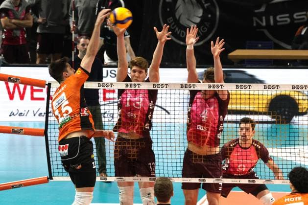 DEU, DVV, 1 VBL, BR Volleys vs Netzhoppers KW Bestensee, 23 03 2025, Max Schmeling Halle, Berlin, DEU, DVV, 1 VBL, BR Volleys vs Netzhoppers KW Bestensee, in the picture Moritz Reichert BR Volleys 15 , Charlie Peters Netzhoppers 13 , ODIN GNILITZA Netzhoppers 4 Foto Juergen Engler nordphoto GmbH nordphotoxGmbHx xEngler nph00076